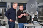 Informationselektroniker erklärt Satellitenschüssel im BTZ Osnabrück.